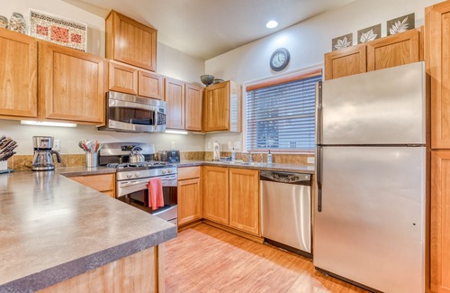 Government Camp Condo | Comfortable condo with fireplace, heated pool, hot tub, balcony & full kitchen