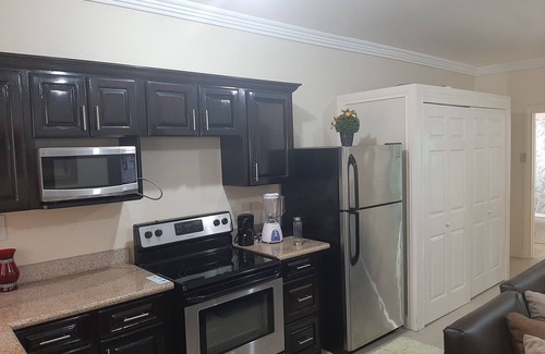 Saint Andrew Apartment | COMFORTABLE, CONTEMPORARY, CENTRAL!