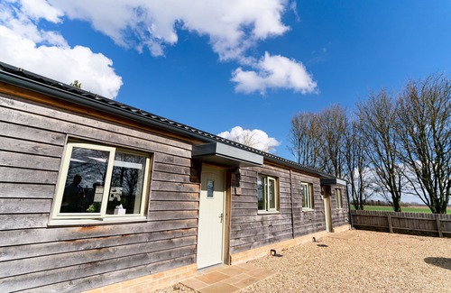 Ely Cottage | Comfortable & Cosy Dog Friendly Cottage close to Historic Ely