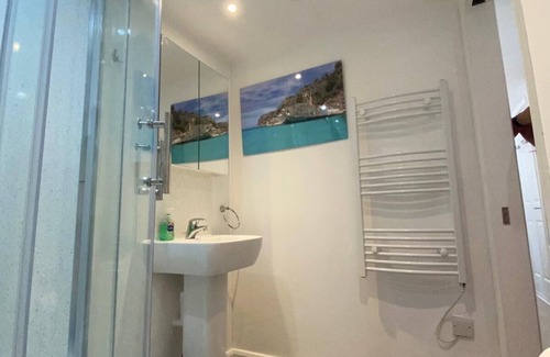 Cherry Hinton House | Comfortable cosy double ensuite room 'Karibu'