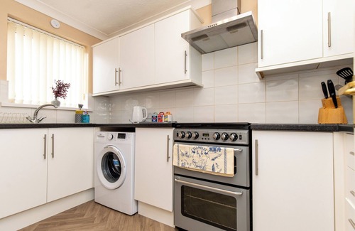 Crynant House | Comfortable, Cosy & Spacious Entire Holiday home in Llanelli. Pet Friendly.