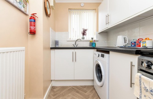 Crynant House | Comfortable, Cosy & Spacious Entire Holiday home in Llanelli. Pet Friendly.