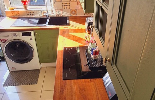 Newtownards House | Comfortable Cottage Stay Outside Belfast | Private Parking & Sleeps 4 guests