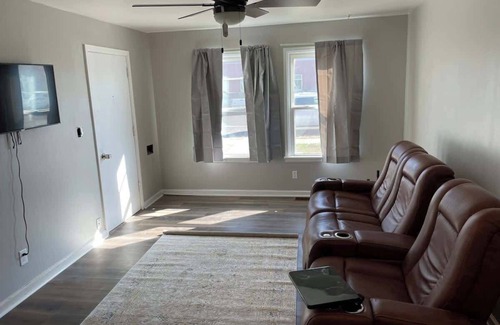 Sidney House | Comfortable Cozy 1 Bed/1 Bath, Awesome Location!