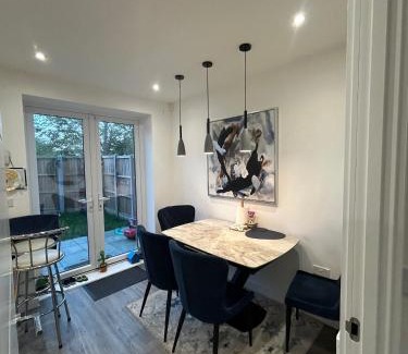 Hatfield House | Comfortable double room & single room in vibrant Hatfield neighbourhood