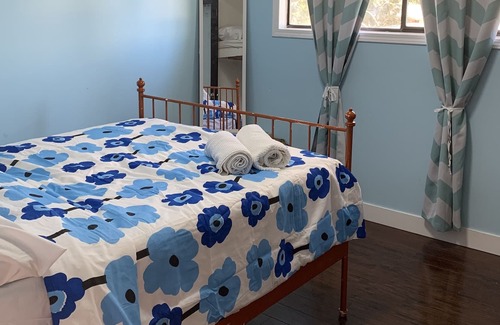 Maple Ridge House | Comfortable Downtown Maple Ridge Home sleeps 12 guests