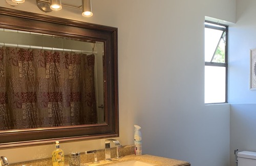 Maple Ridge House | Comfortable Downtown Maple Ridge Home sleeps 12 guests