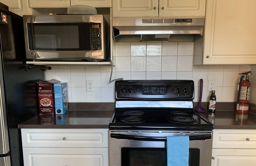 Maple Ridge House | Comfortable Downtown Maple Ridge Home sleeps 12 guests