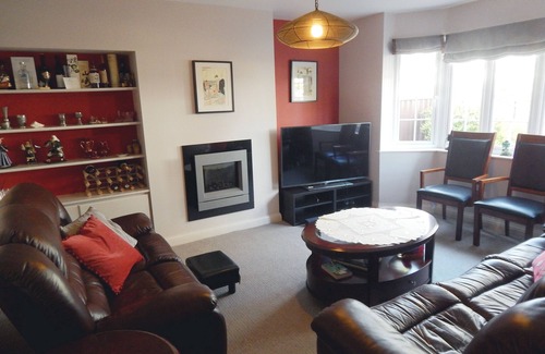 Girton House | Comfortable duluxe spacious house with lovely front and rear gardens