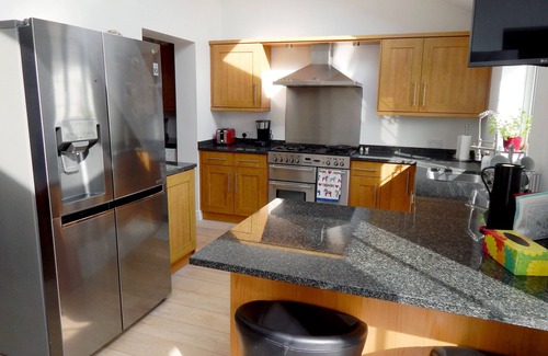 Girton House | Comfortable duluxe spacious house with lovely front and rear gardens