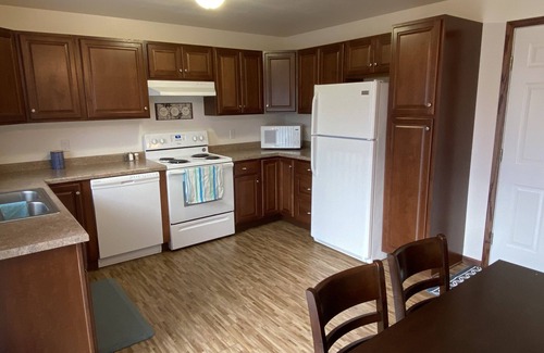 Neenah House | Comfortable EAA stay w/King Bed!