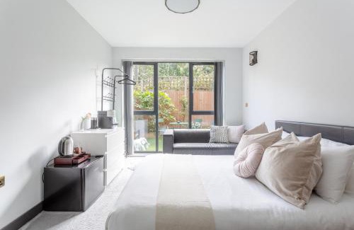 Brondesbury Park House | Comfortable Embankment House