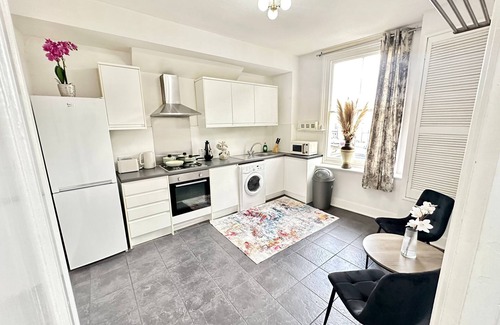 Askew Apartment | Comfortable Family Apartment Near Central London