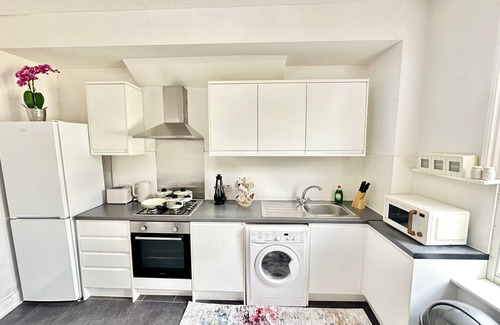 Askew Apartment | Comfortable Family Apartment Near Central London