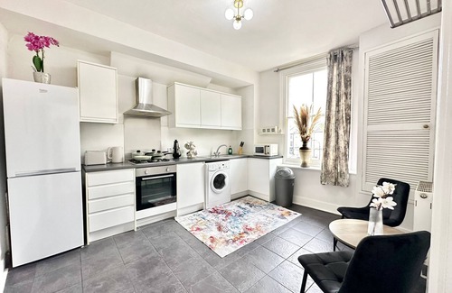 Askew Apartment | Comfortable Family Apartment Near Central London