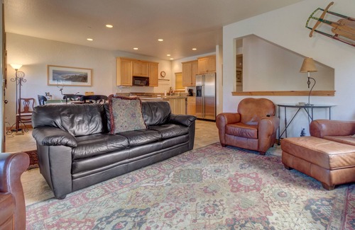 Bear Hollow Village House | Comfortable Family Home with Private Hot Tub - Community Pool & Gym