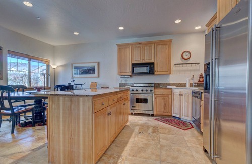 Bear Hollow Village House | Comfortable Family Home with Private Hot Tub - Community Pool & Gym