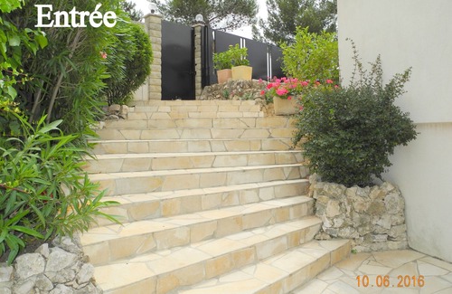 Carnoux-en-Provence Villa | Comfortable garden level in villa