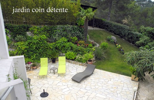 Carnoux-en-Provence Villa | Comfortable garden level in villa