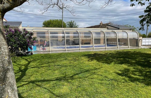 La Suze-sur-Sarthe Cottage | Comfortable lodging with pool, parking, and Wi-Fi in La Suze-sur-Sarthe