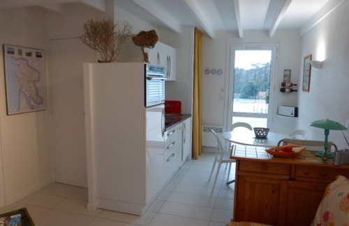 Meschers-sur-Gironde Cabin | Comfortable villa overlooking swimming pool and tennis court, secure residence