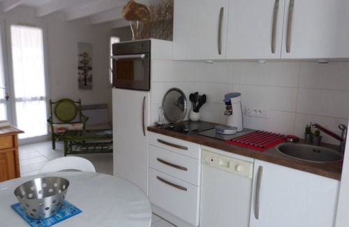 Meschers-sur-Gironde Cabin | Comfortable villa overlooking swimming pool and tennis court, secure residence