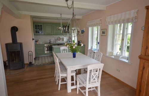 Alkersum House | Comfortable Frisian house under thatch with large garden