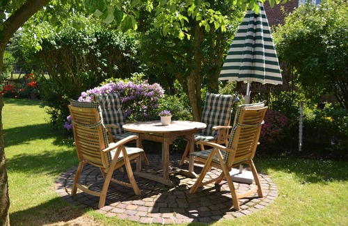 Alkersum House | Comfortable Frisian house under thatch with large garden