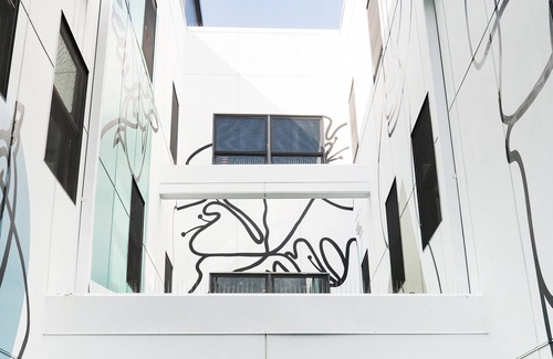Buckman Neighborhood Apartment | Comfortable Grand King Room: Pet Friendly Stay, Walk to Grand Amari
