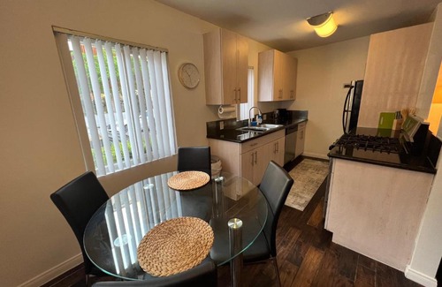 Norma Triangle Apartment | Comfortable & Hip 1 Bedroom Apartment at Center of WeHo