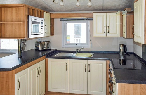 Arnold House | Comfortable holiday home with master double and twin bedrooms.
