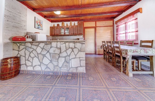 Dodosi House | Comfortable Holiday Home with Garden near Lake