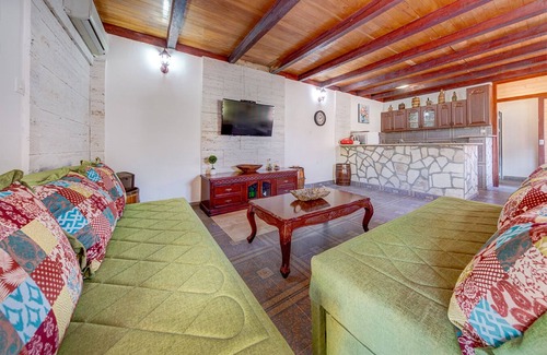 Dodosi House | Comfortable Holiday Home with Garden near Lake