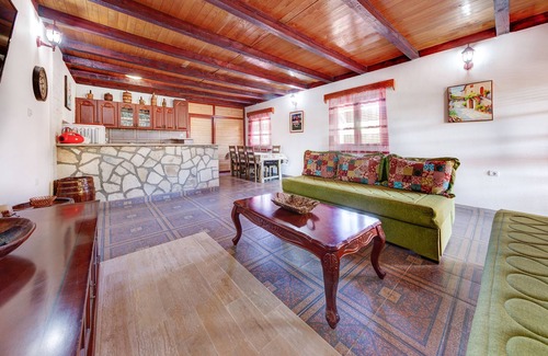 Dodosi House | Comfortable Holiday Home with Garden near Lake