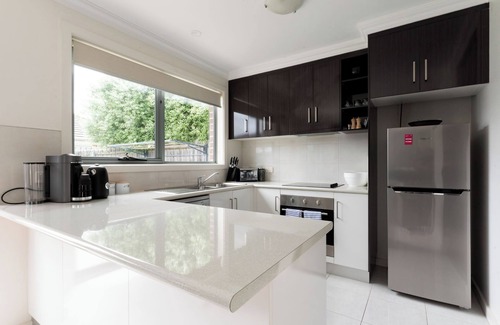 Newnham House | Comfortable Home 10 Minutes from CBD Wifi & Garage