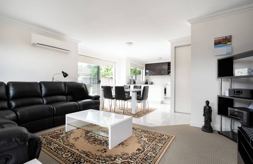 Newnham House | Comfortable Home 10 Minutes from CBD Wifi & Garage