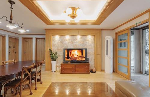 Yeonnam-dong Apartment | Comfortable home 10 min from Hongik University, 5min from Gajwa station with baby products, 4 Bedrooms 8 people