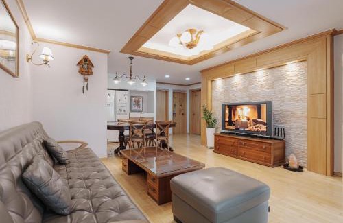 Yeonnam-dong Apartment | Comfortable home 10 min from Hongik University, 5min from Gajwa station with baby products, 4 Bedrooms 8 people