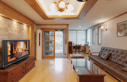 Yeonnam-dong Apartment | Comfortable home 10 min from Hongik University, 5min from Gajwa station with baby products, 4 Bedrooms 8 people