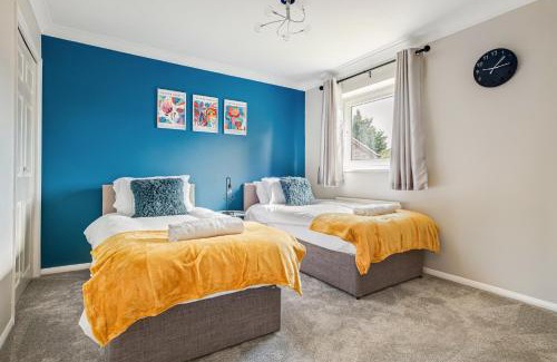 Wootton Apartment | Comfortable Home away from Home with FREE Parking
