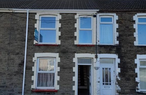 Neath House | Comfortable home