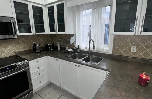 Barrie House | Comfortable Home in the Heart of the City