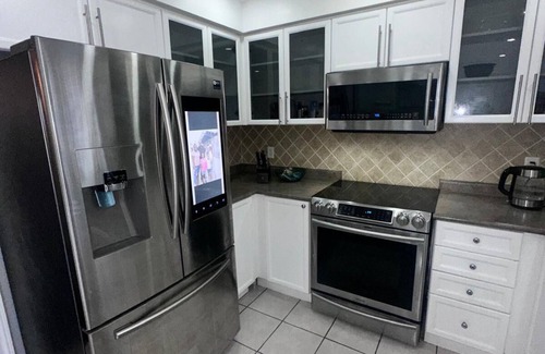 Barrie House | Comfortable Home in the Heart of the City