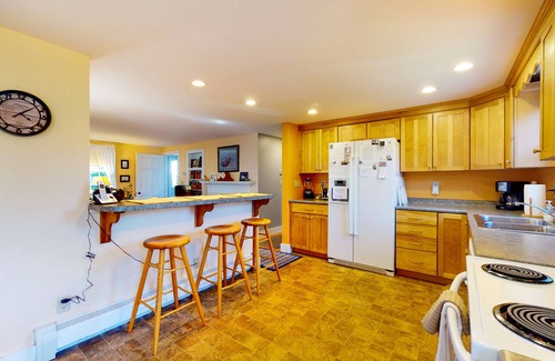 Rockland Cottage | Comfortable home near the beach - dog-friendly - full kitchen & washer/dryer