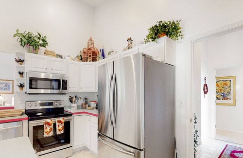 Cedar Neck House | Comfortable home with pool & tennis court access, W/D, & AC - near beach & bay