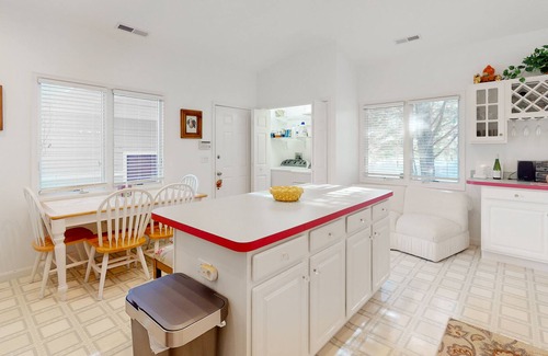 Cedar Neck House | Comfortable home with pool & tennis court access, W/D, & AC - near beach & bay