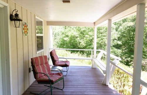 Jefferson Cottage | COMFORTABLE, HOMEY, FULLY RENOVATED MOUNTAIN COUNTRY COTTAGE