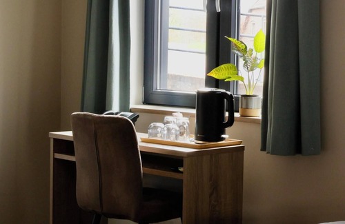 Appeltern House | Comfortable hotel room next to Moeke Mooren, featuring modern amenities and a welcoming atmosphere for a relaxing stay.