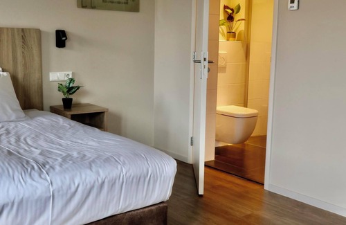 Appeltern House | Comfortable hotel room next to Moeke Mooren, featuring modern amenities and a welcoming atmosphere for a relaxing stay.