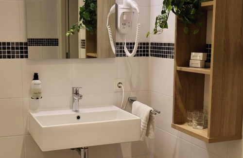 Appeltern House | Comfortable hotel room next to Moeke Mooren, featuring modern amenities and a welcoming atmosphere for a relaxing stay.